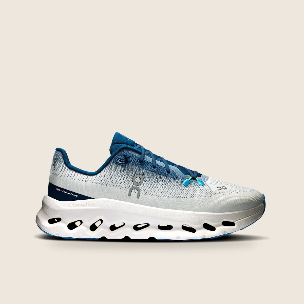 On Cloudtilt — Bleu et blanc